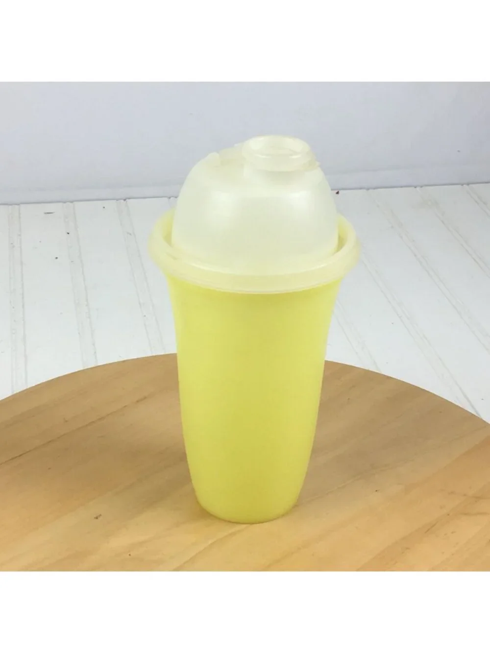 Tupperware Yellow Quick Shake Drink Dressing Mix Blender Container #844-1 USA